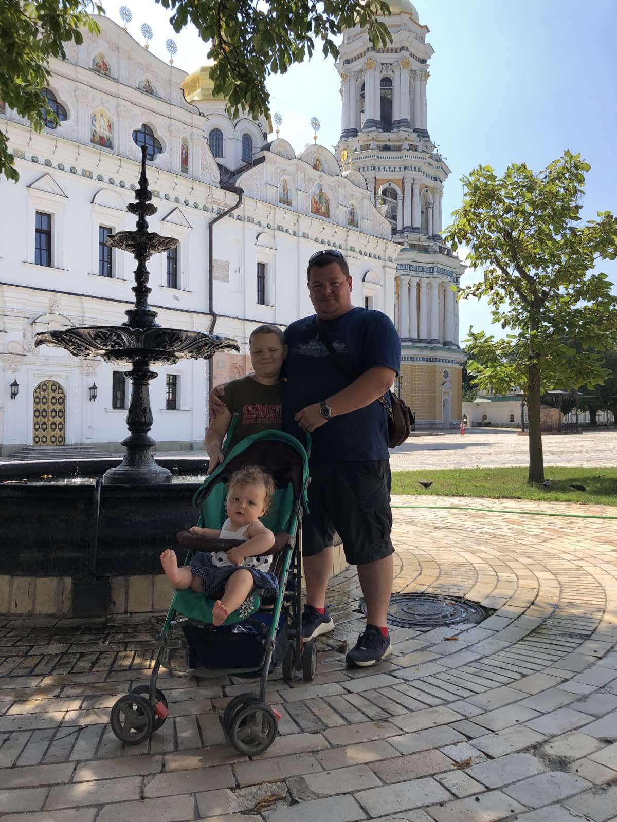 "Хочеться розірватися, щоб накрити своїх дітей собою". Історії рятувальників про батьківство під час війни